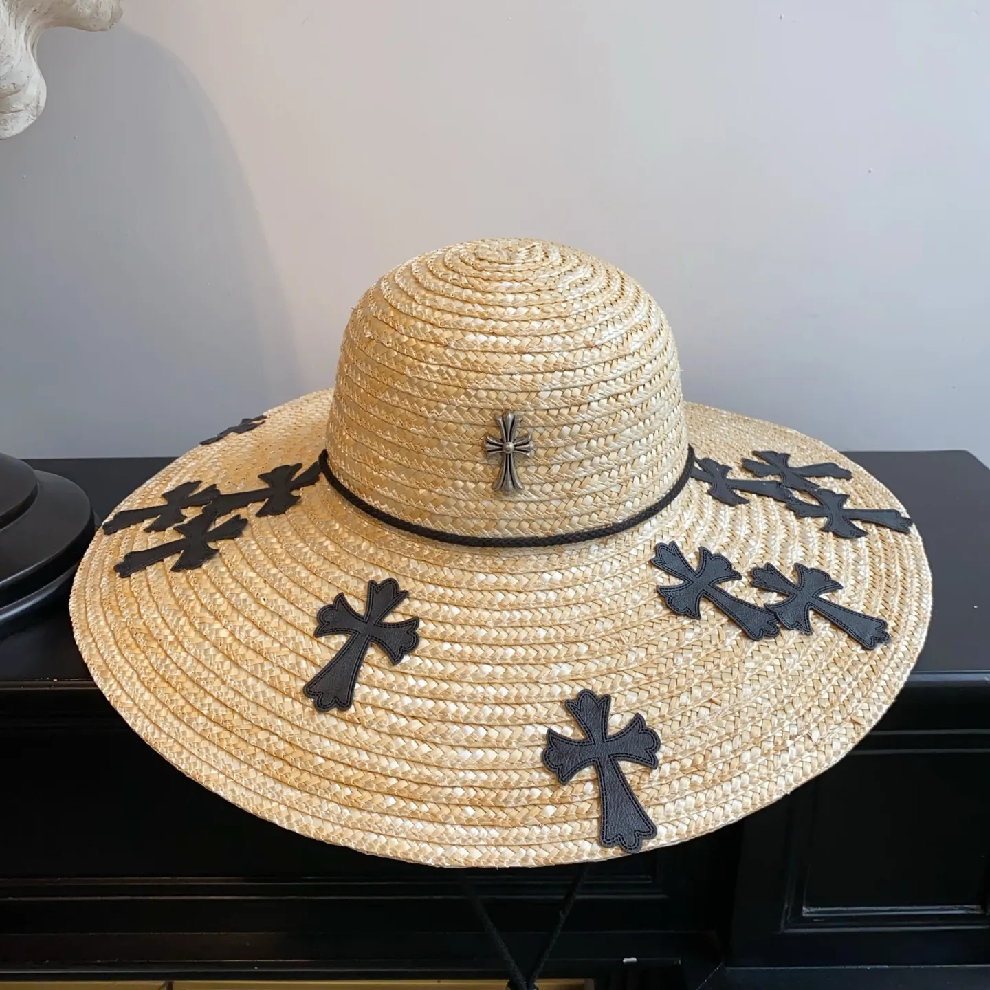 New arrival ꫛꫀꪝ ❥—— 🆕Awesome Crow Heart Cross Wheat Straw Basin Hat 🪄Small quantity in stock, place your order quickly 🖤A must-have item for travel and vacation photography 📸Super release